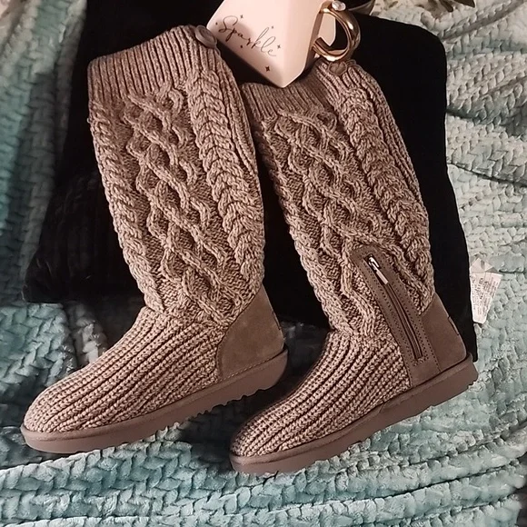 UGG Boots Big Girl Size 4 Gray Sweater Knit with buttons Zipper fur toes inside